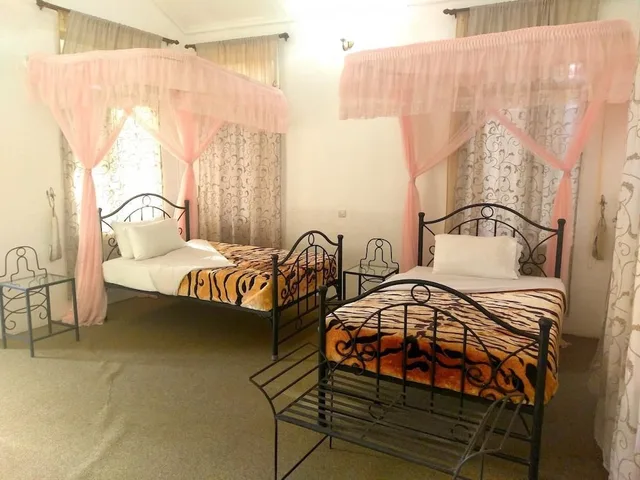 غرفة عائلية بسرير مزدوج وسريرين منفصلين بإطلالة على الحديقة، Green Hills Lodge 2/3
