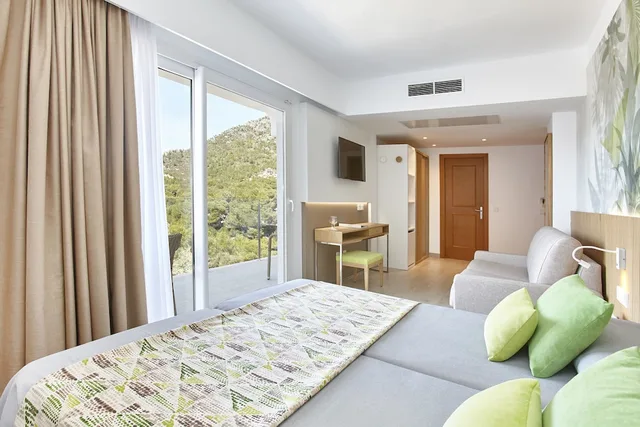 غرفة بسرير مزدوج بإطلالة على البحر بشرفة مع أريكة، Universal Hotel Castell Royal 2/3