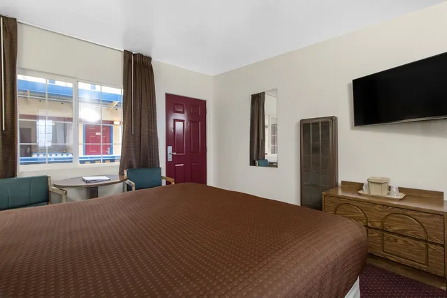 Room, King Bed, Hot Tub, Town House Motel - Historic Old Town Eureka 2/6