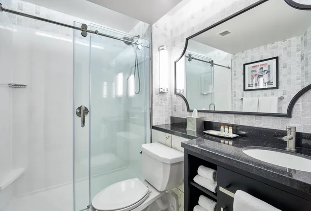 غرفة قياسية بسرير مزدوج، Hotel Indigo Cleveland Downtown 2/2