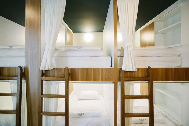 سكن مشترك مختلط، Give Me 5 Hostel 1/3