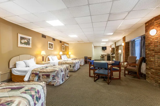 Suite, 4 Double Beds, Rodeway Inn Sandusky North 1/1