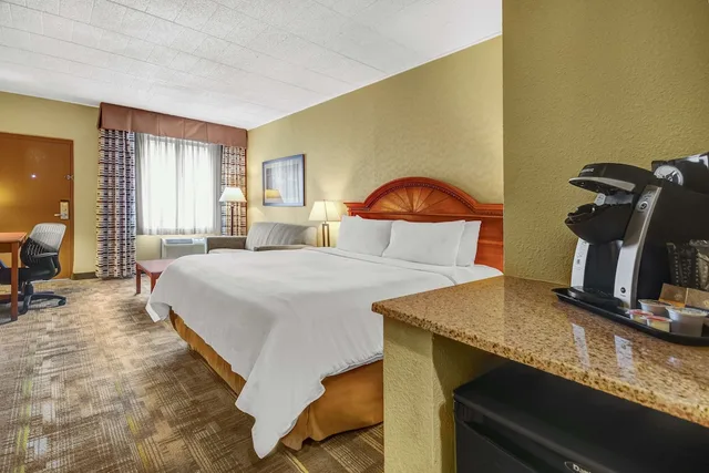 غرفة بسرير كينج مع أريكة، Wyndham Garden York 4/6