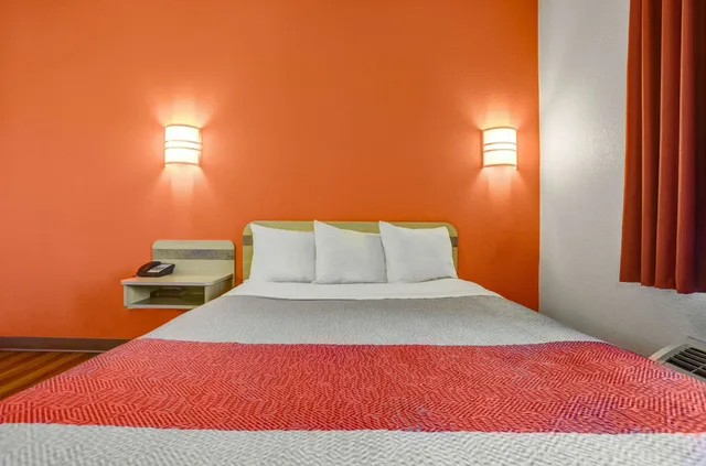 غرفة قياسية بسرير كوين، Howard Johnson by Wyndham Lemoore 2/3