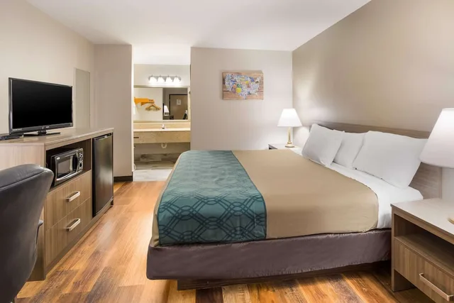 غرفة بسرير كينج للمدخنين لذوي الإعاقة، Econo Lodge Hendersonville 1/3