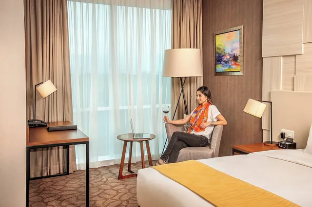 غرفة قياسية بسرير كوين مع دخول صالة النادي، Crowne Plaza Bandung 4/5