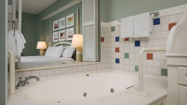 فيلا بسرير كينج وسرير كوين بغرفة نوم واحدة لذوي الإعاقة، Disneys BoardWalk Villas 2/3
