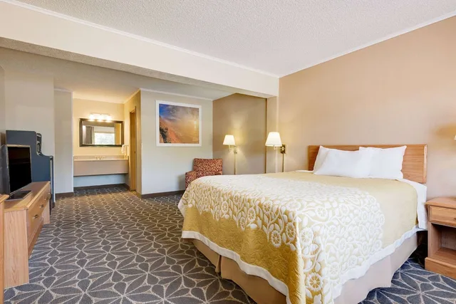 Room, King Bed, Smoking, Days Inn by Wyndham Fairmont 2/2