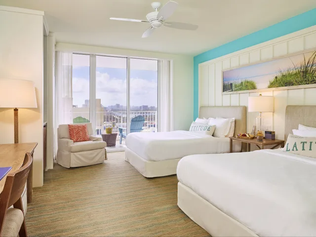 غرفة بسريرين كوين بإطلالة جزئية على البحر، Margaritaville Hollywood Beach Resort 2/4