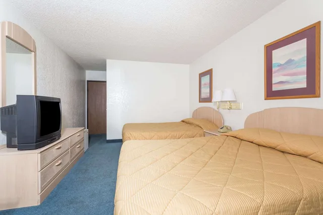 Room, 3 Queen Beds, Knights Inn Payson 3/3
