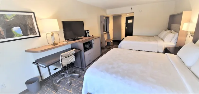 غرفة قياسية بسريرين كوين، Holiday Inn Staunton Conference Center 2/4