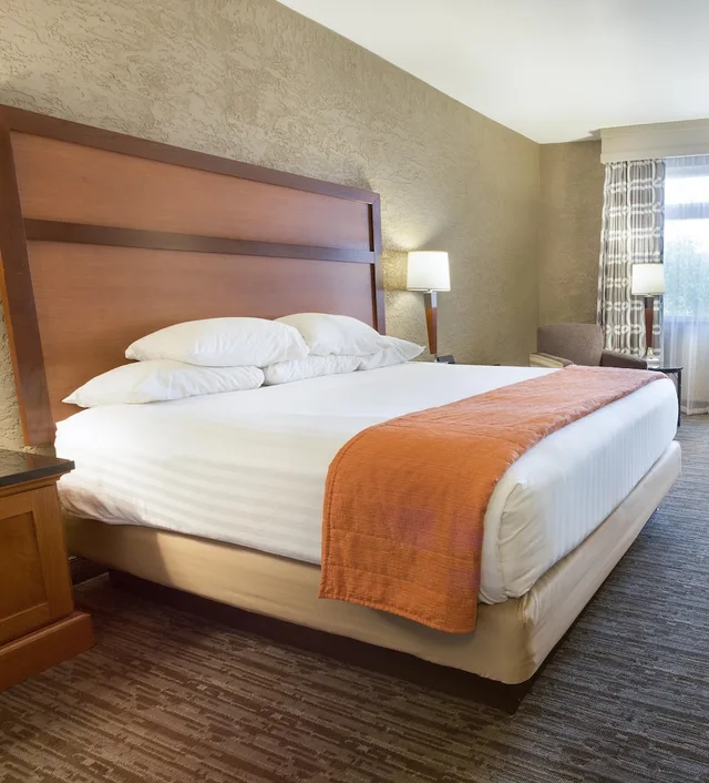 غرفة بسرير كينج بحوض استحمام في طابق مرتفع لذوي الإعاقة، Drury Inn & Suites Flagstaff 3/6
