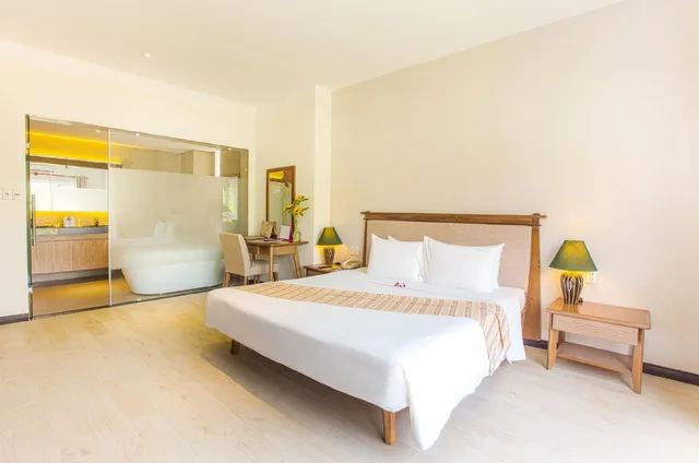 غرفة ديلوكس بسرير مزدوج بإطلالة على الحديقة بحوض استحمام، Sandy Beach Non Nuoc Resort Danang 4/6