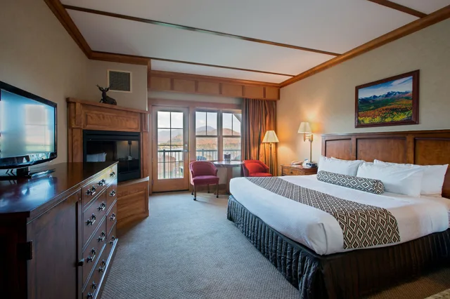 غرفة بريميوم بسرير كينج بإطلالة على البحيرة بحوض جاكوزي، Crowne Plaza Lake Placid 1/1