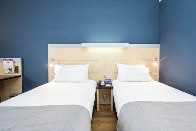 غرفة قياسية بسريرين منفصلين، Holiday Inn Express Sant Cugat 5/7