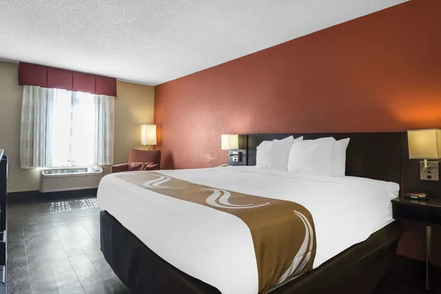 غرفة قياسية بسرير كينج، Quality Inn Phenix City Columbus 1/9