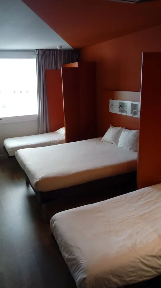 Family, 1 Double and 2 Murphy Beds، ibis budget Geneve Saint Genis Pouilly 2/10
