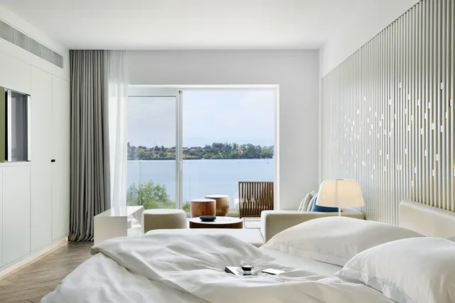 غرفة فاخرة بسرير كينج بإطلالة على البحر، Nikki Beach Resort and Spa Porto Heli 1/3