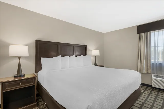 غرفة بسرير كينج، Best Western North Bryant Inn 6/10