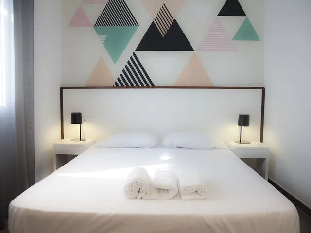شقة بسرير كوين وسريرين فرديين بشرفة بـ3 غرف نوم مع أريكة، Flats Friends Soho Suites 2/10