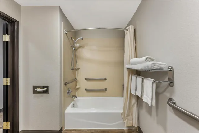جناح بسرير كينج مع أريكة بحوض استحمام لذوي الإعاقة، Best Western Sea World/Lackland AFB NW Hotel Suites 2/3