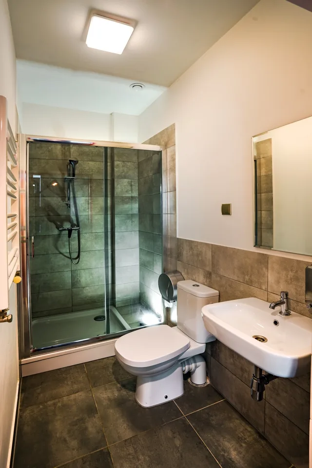 سكن مشترك مختلط بثمانية أسرّة بحمام خاص، Oki Doki Old Town Hostel 4/5