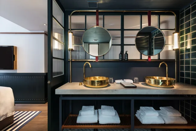 Medium, Queen Bed، The Fleming Hong Kong 4/4
