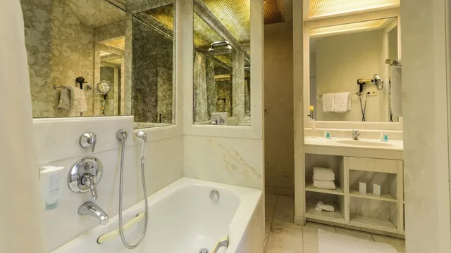 جناح بسرير مزدوج، Opera Hotel 3/3