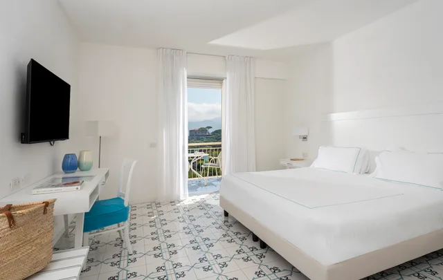 غرفة بسرير مزدوج بإطلالة على البحر بشرفة، Grand Hotel Vesuvio Sorrento 2/4