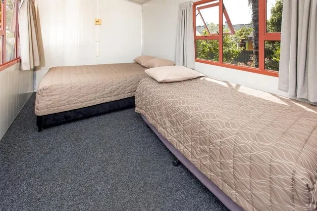 كابينة بسرير كوين وسرير فردي، Nelson City Motel And Holiday Park 2/2