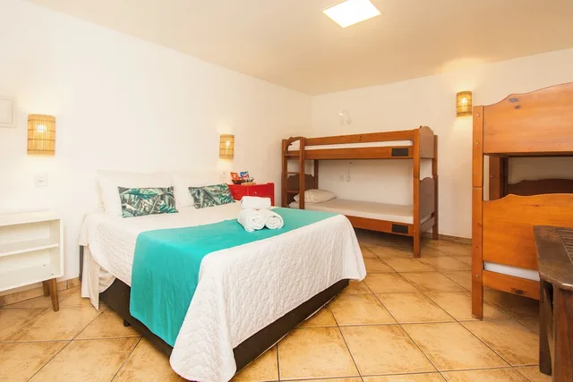 جناح عائلي بسرير كوين وأسرّة بطابقين، Bamboo Buzios Hostel 3/4