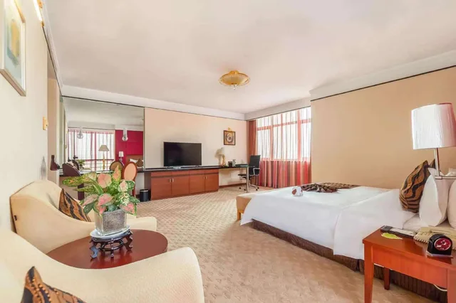 Business, King Bed, Smoking, Days Hotel and Suites by Wyndham Jiaozuo 2/2