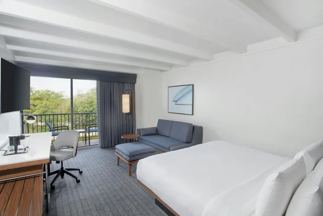 غرفة بسرير كينج مع أريكة، Courtyard Fort Lauderdale East Lauderdale By the Sea 3/7