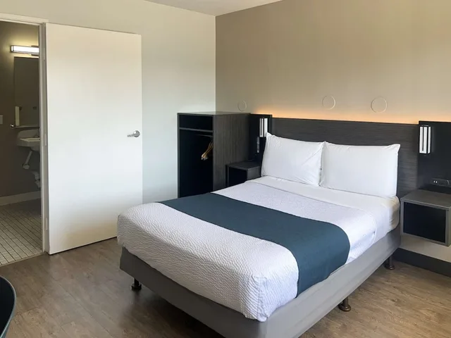 غرفة ديلوكس بسرير مزدوج لذوي الإعاقة، Motel6 Tulare, CA 1/8