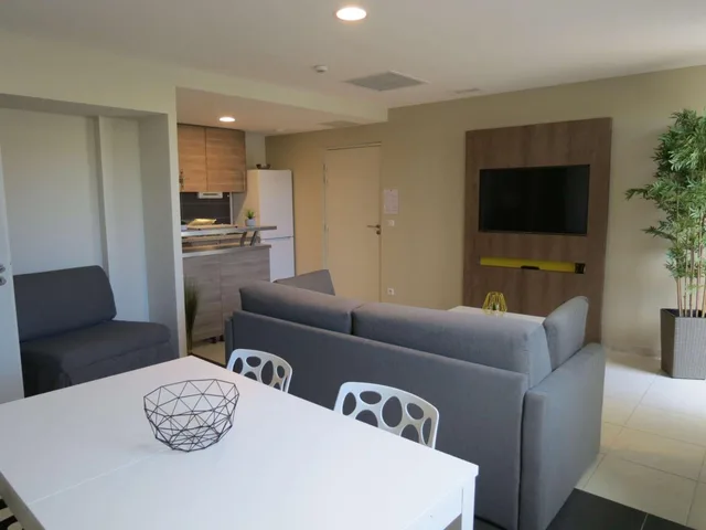 شقة بسرير كينج بشرفة مع أريكة بحوض استحمام، Best Western Hotelio Montpellier Sud 7/9