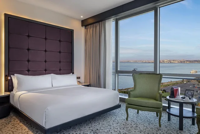 غرفة بسرير كينج بإطلالة على البحر بحوض جاكوزي، Doubletree By Hilton Hotel Istanbul - Moda 1/10