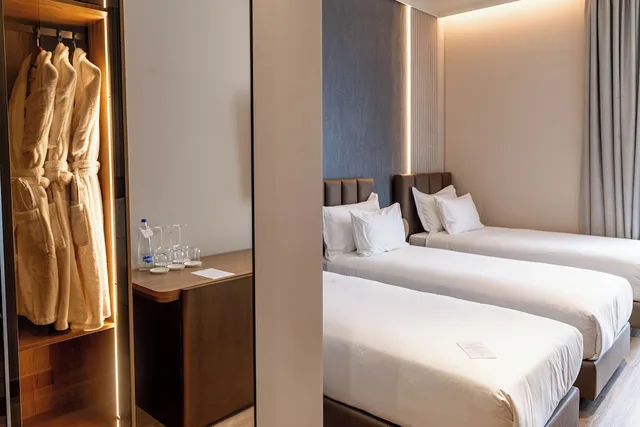 غرفة ديلوكس ثلاثية بسرير كينج وسرير فردي بشرفة، Grand Duka Hotel & Spa 8/10