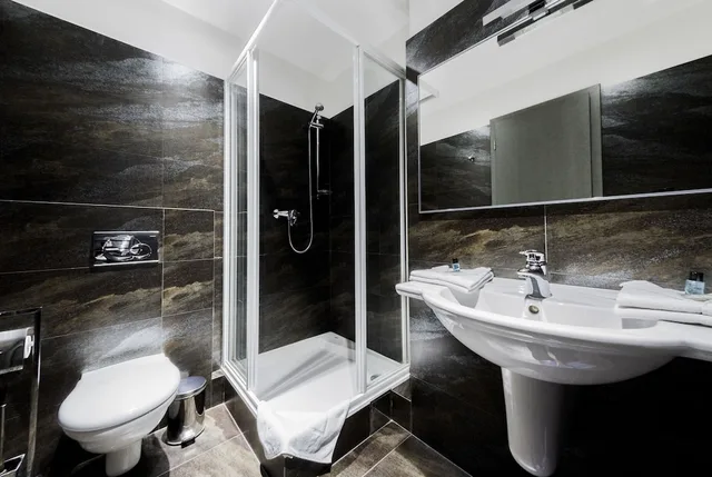 غرفة بسرير كوين، Hotel Herrmes 2/4