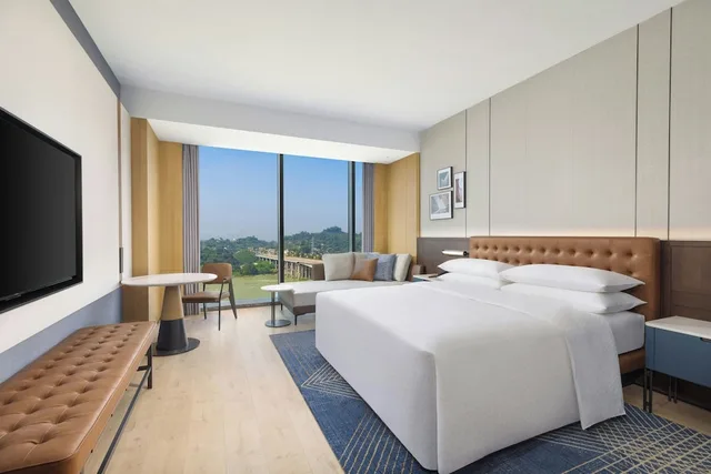 غرفة بسرير كينج بإطلالة على النهر، Four Points By Sheraton Leshan 2/3