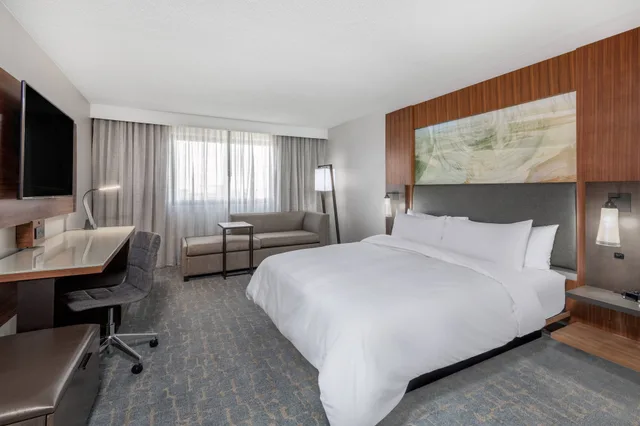 غرفة كلوب بسرير كينج مع أريكة، Marriott Madison West 3/10