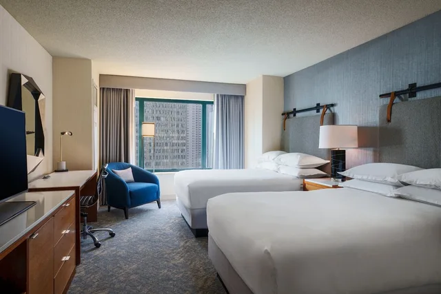 غرفة كلوب بسريرين مزدوجين لذوي الإعاقة، Sheraton Grand Chicago Riverwalk 2/3