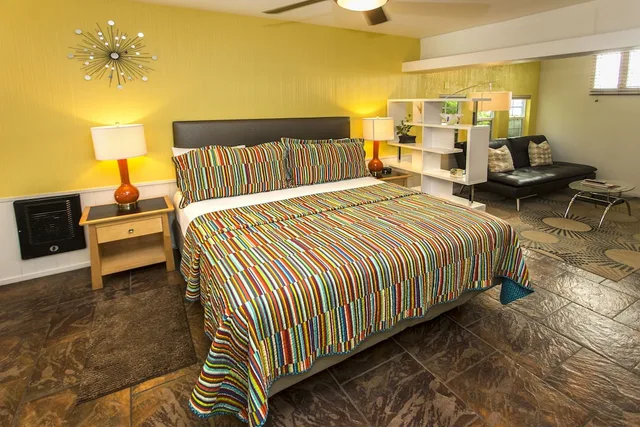 جناح ركني بسرير كينج مع أريكة، Desert Riviera Hotel 1/2