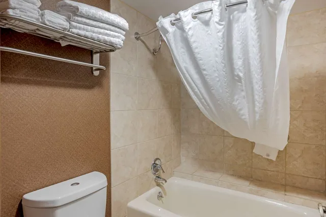 جناح بسريرين كوين بشرفة مع أريكة، Best Western Inn of the Ozarks 1/1