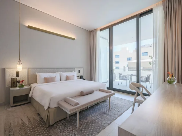 جناح بسرير كينج بشرفة بغرفة نوم واحدة، Arabella Beach Hotel Kuwait, Vignette Collection 1/5