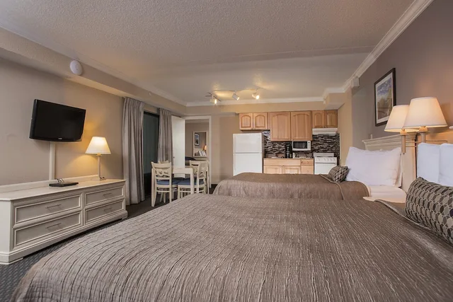 2 Rooms, Deluxe, Suite, 4 Queen Beds, No Balcony, Grande Shores Ocean Resort 8/10
