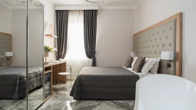 جناح جونيور، Hotel Re Enzo 1/2