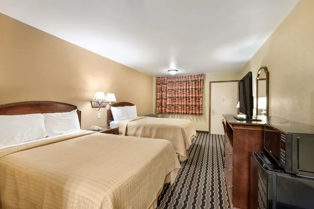 Standard, 2 Double Beds, Smoking, Rodeway Inn Columbus West 1/6