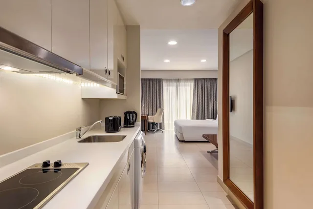 استوديو بسرير كينج بشرفة، Levatio Suites Muscat, a member of Radisson Individuals 3/5