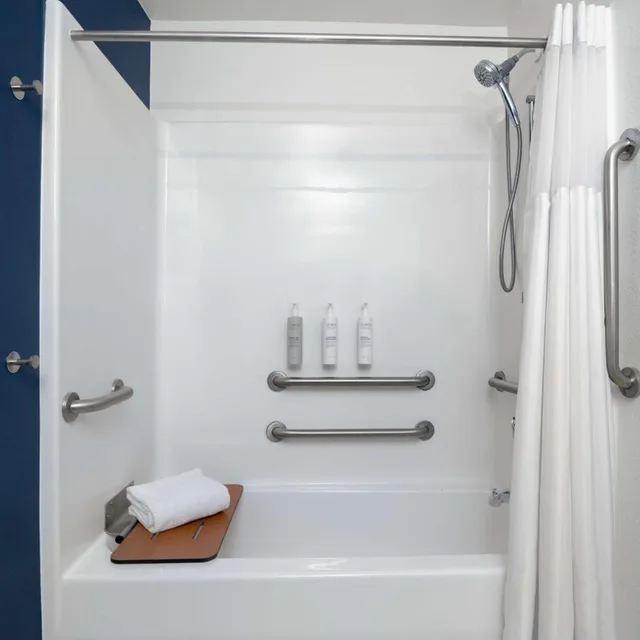 غرفة بسرير كينج وسريرين كوين لذوي الإعاقة، Spark by Hilton Orangeburg 5/6