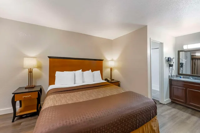 غرفة بسرير كينج، Rodeway Inn At Nevada State Capitol 3/5